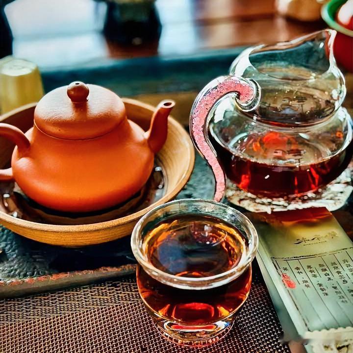 《茶时拗律》
沸汤倾盏意无涯，叶展青瓷似岁华。
慢煮光阴消涩味，静熬岁月敛锋芒。