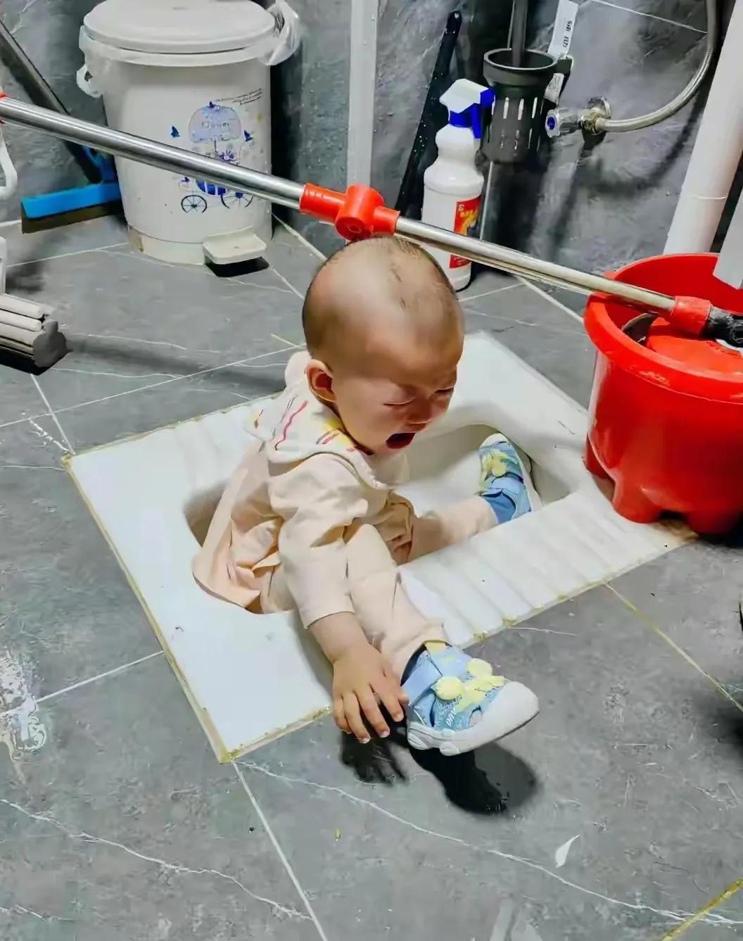 广东清远的一位宝妈在家里带着一岁多的宝宝，有一个礼拜天恰逢丈夫也是休息在家里，于