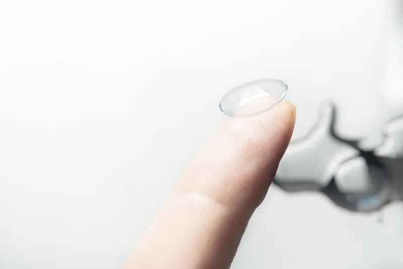 1月23日，女子打麻将带隐形眼镜出老千被抓 ，同桌几人将女子抓住称已经报警，女子