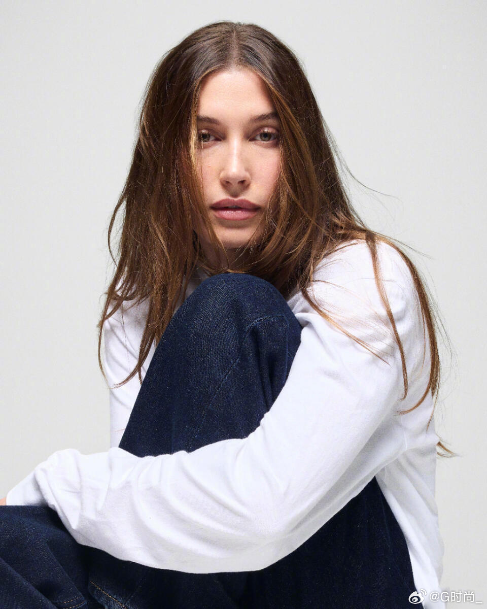 从童年衣橱里的 Gap，到亲自参与设计的 The Hailey Jean。Hai