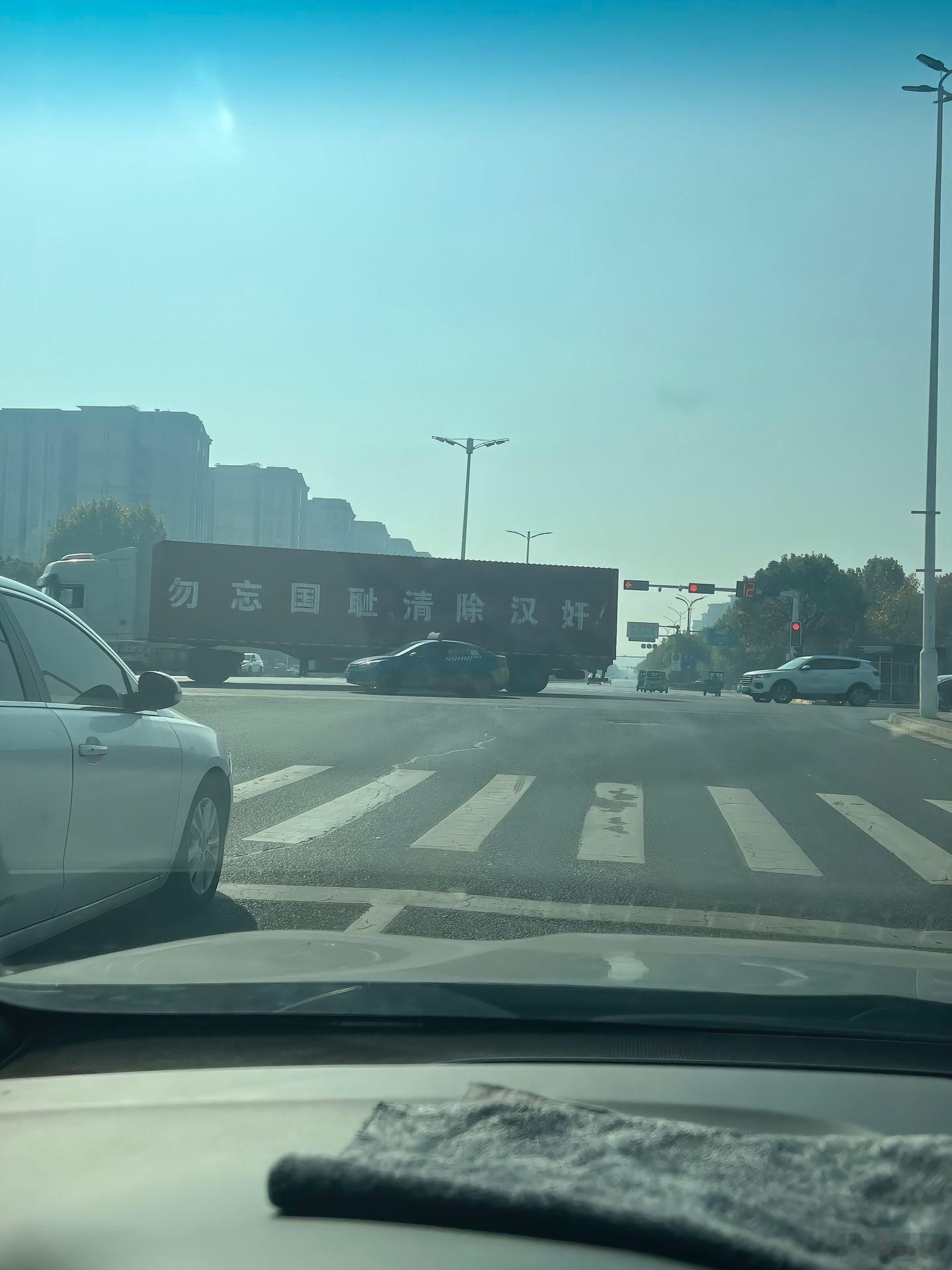 司机有东西的，带着墨镜飒.... 