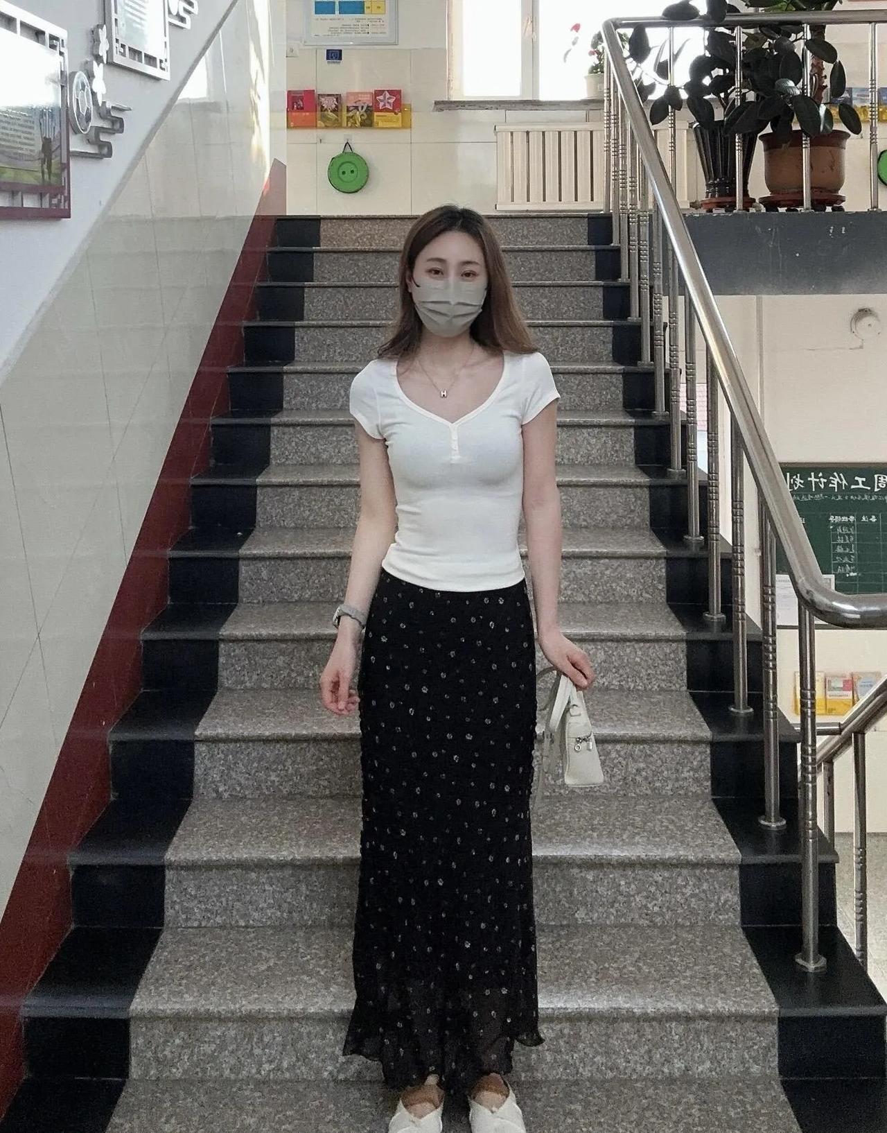 七成女生，如果不是早就认识，很难有机会接触、选择体制内男生。
体制内圈子相对封闭