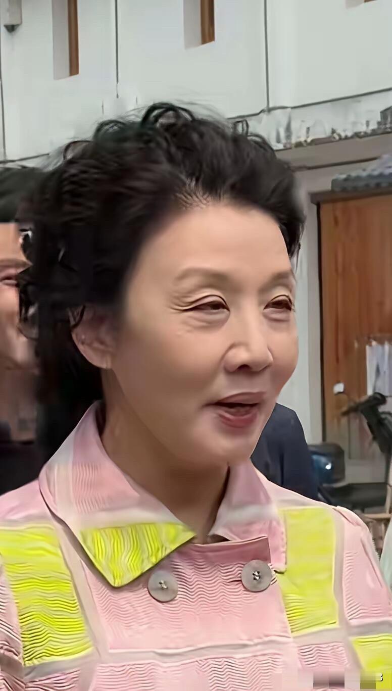 虽然她的脸部皮肤有不少褶皱，看着老了不少，但她个子高，皮肤白皙，这就是气质型美女
