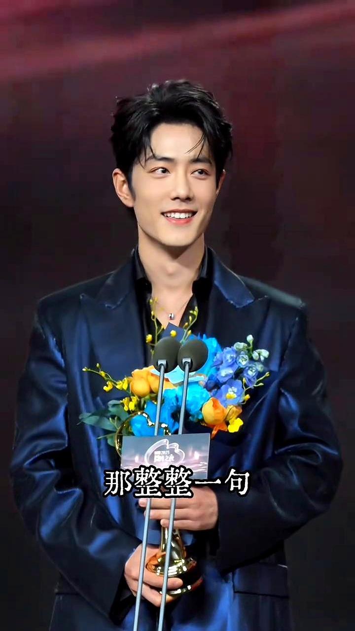 南方人演东北医生，竟把方言练到“烫嘴”。
 
肖战在微博之夜突然飙东北话：“杠杠