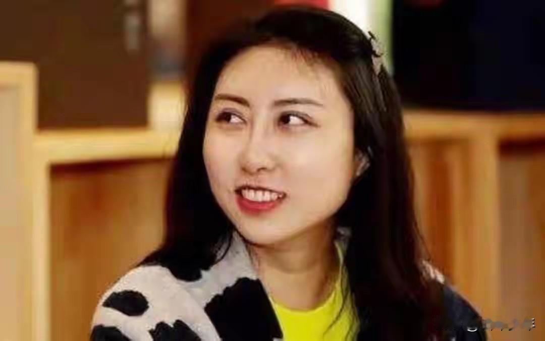贾浅浅是名副其实的“童诗之王”——

贾浅浅，虽然是名震天下的大作家女儿，但是她