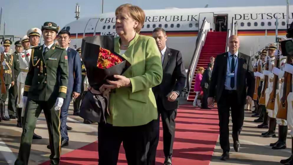 欧洲还应该是前德国总理默克尔眼界高！现在欧盟各国尝尽了苦头！
①断了俄罗斯油气，