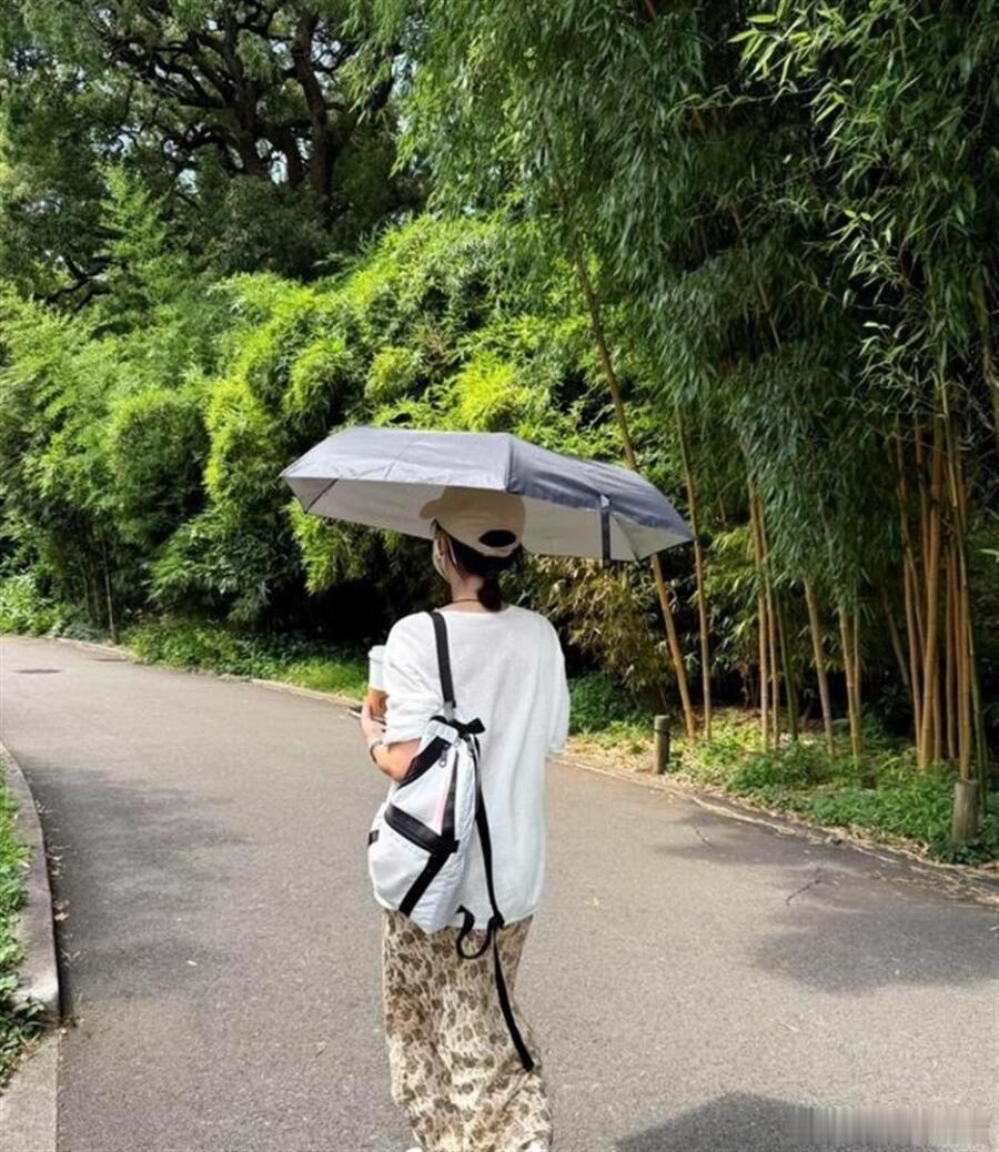 周迅川西游偶遇七彩祥云！穿碎花裙素颜出镜，松弛感拉满全网赞 