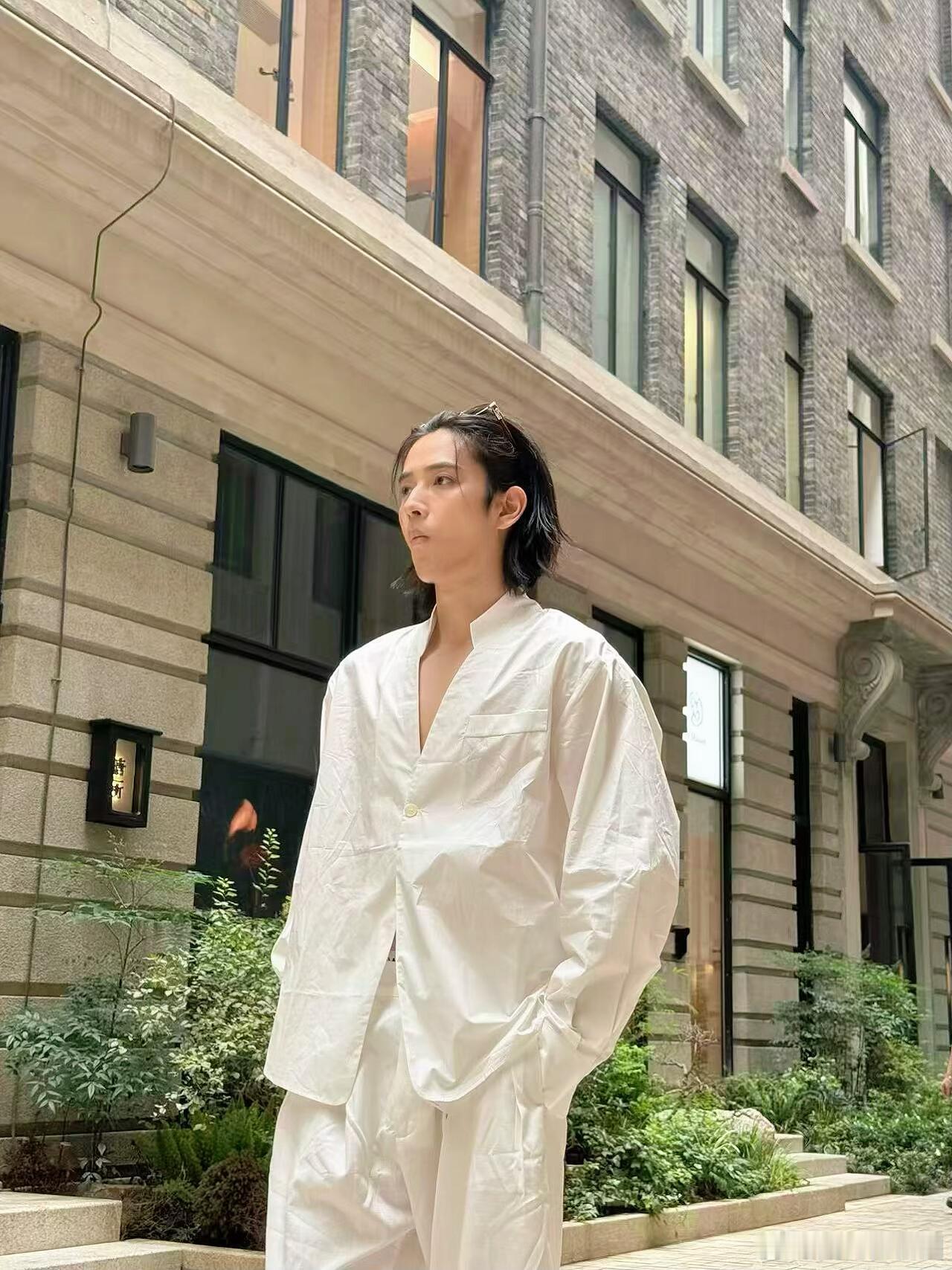 陈若轩天黑真不睡觉陈若轩天黑真的不睡觉，为披哥一公拼尽全力，没有唱跳优势就疯狂加
