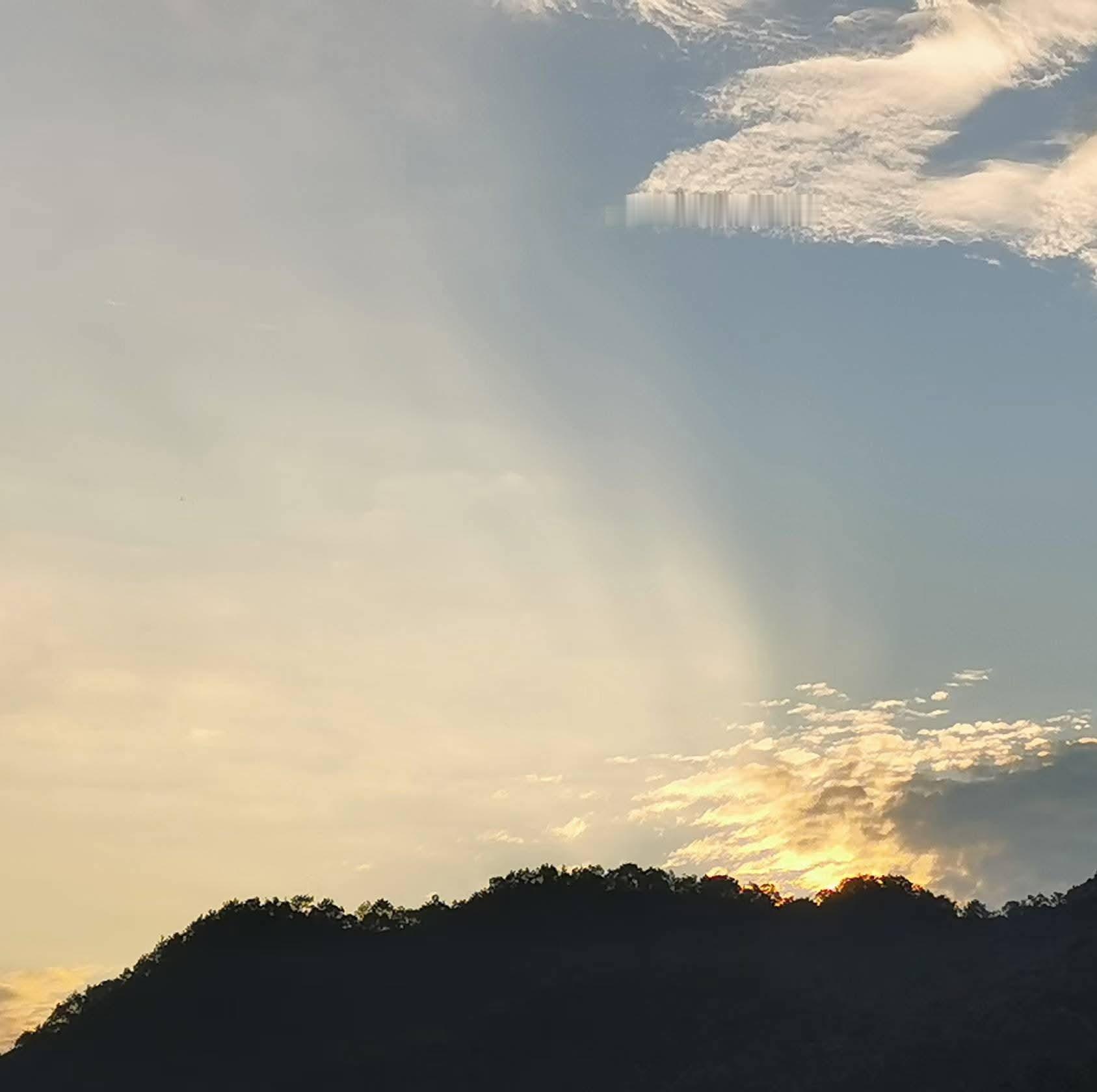 凡人赋此生为人，实属意外。吾乃布衣，出生于耕农世家，落地时天无异象，成年后并无奇