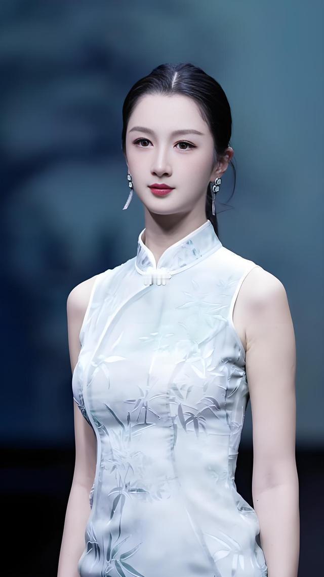 这姑娘穿着旗袍真漂亮！