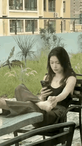 收拾再干净的屋子也会有卫生死角，看，打扮的光鲜亮丽的美女也会被自己的脚臭给熏到，