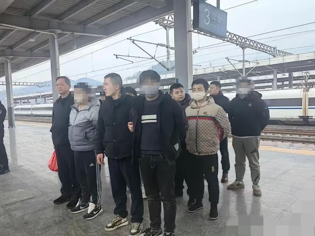 幸亏多了个心眼！湖南娄底一男子接到老同学电话，说聚餐叙旧，他重感情，想都没想就去