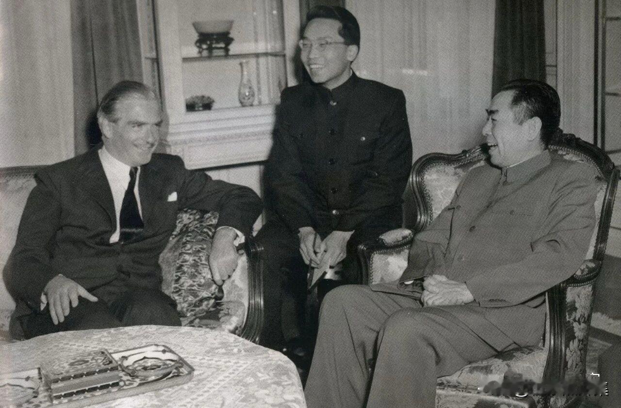 【周总理历史上的今天——5月27日】
1954年5月27日，周恩来总理接见英国外
