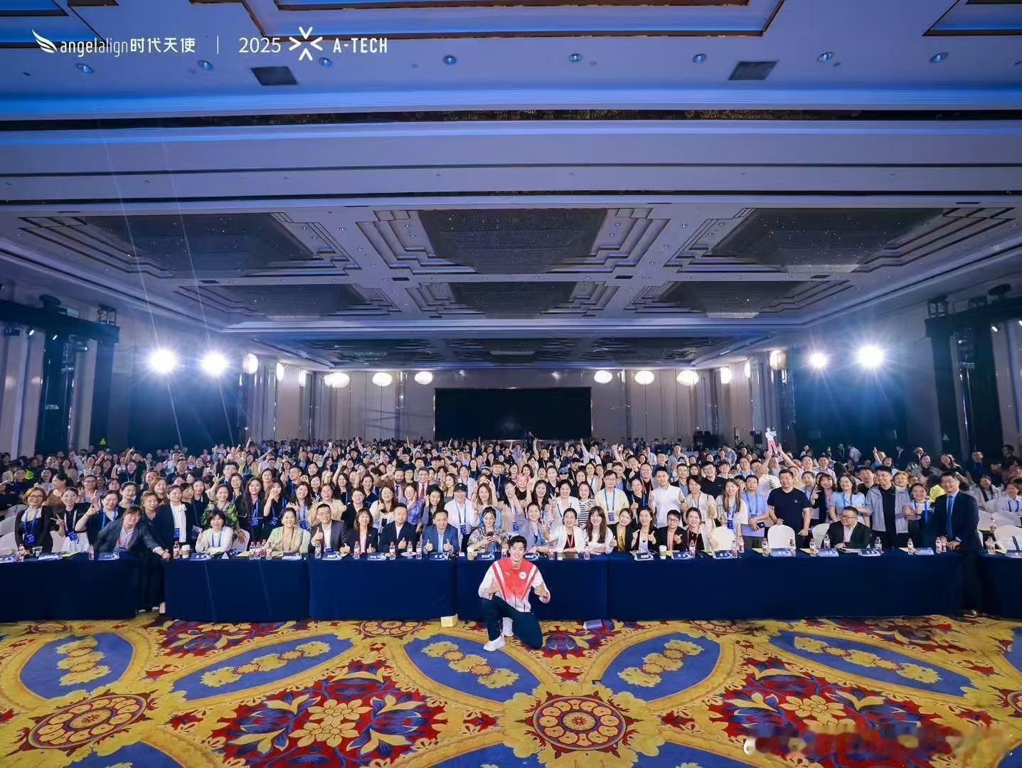 汪顺空降2025时代天使A-TECH大会传递冠军微笑的力量 顺流而上汪顺时代天使