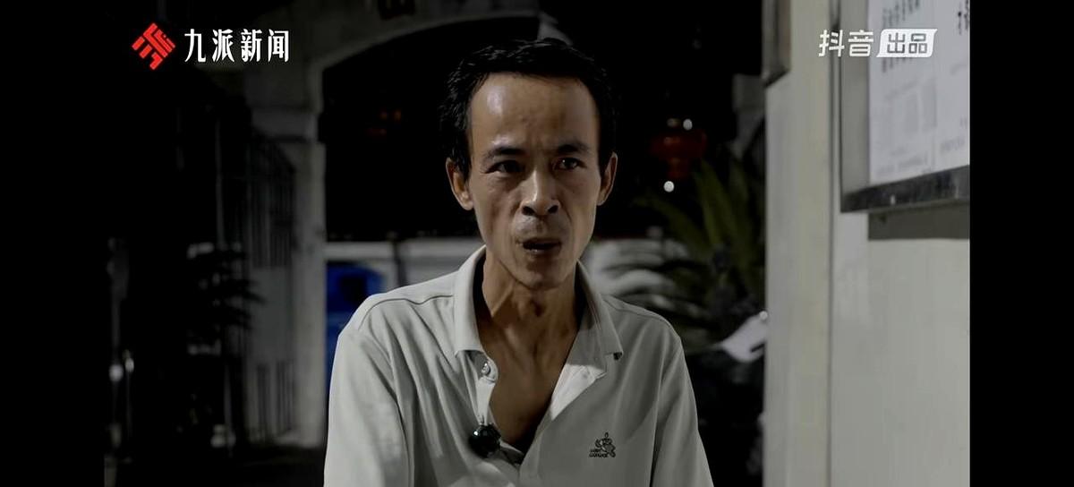 下岗工人靠一块鸡排翻身，5亿人围观他吆喝

王强今年45，三年前被工厂裁掉，家里