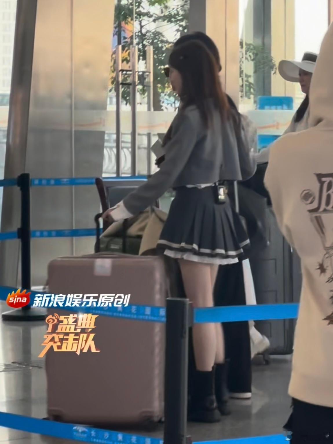一整个被 祝绪丹女团风穿搭 拿捏住，刷到 ，这美貌，这氛围感，说是女团C位出道我