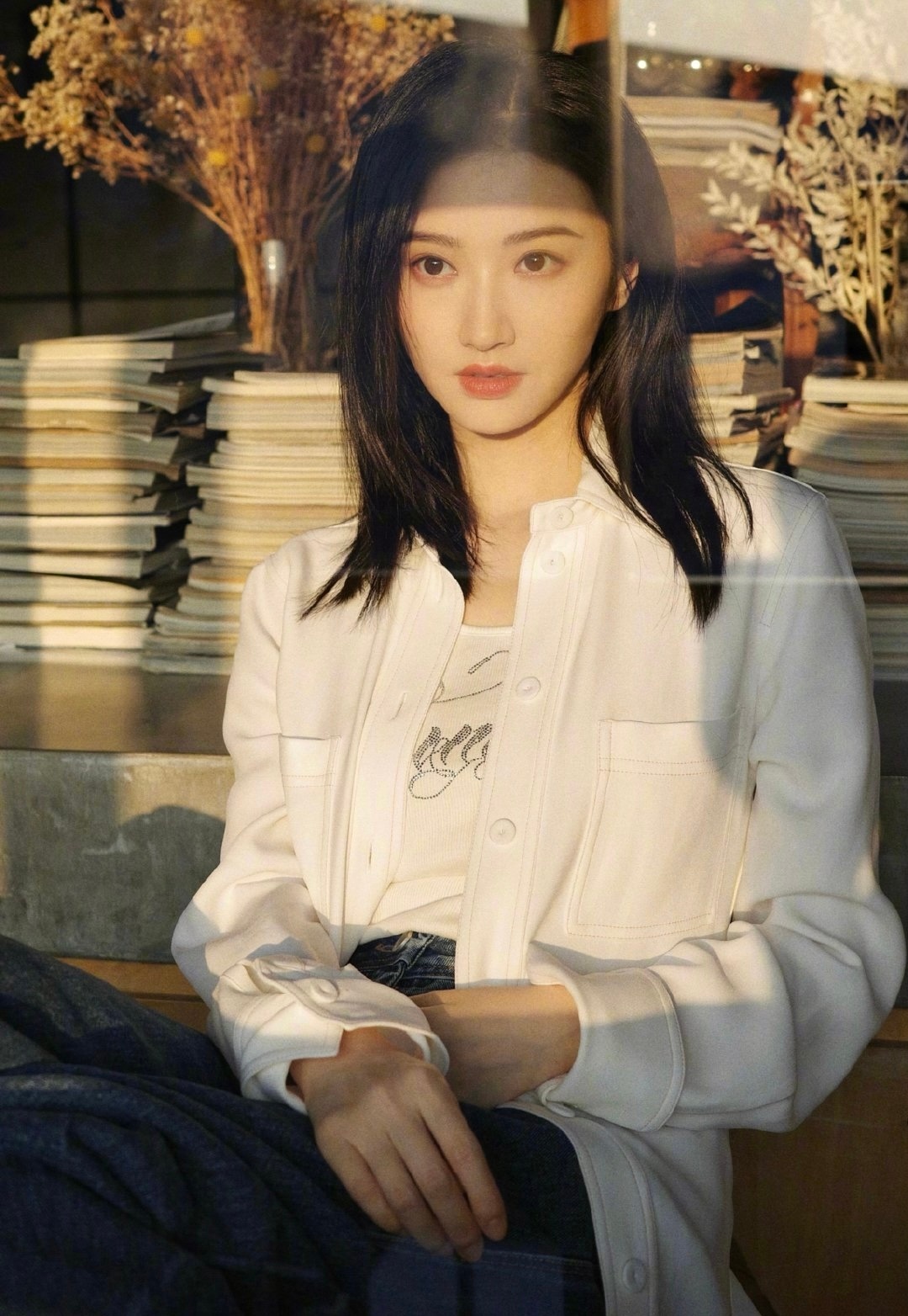景甜靠红砖凹造型，这清新感，是在“反向教我们怎么穿白衬衫”吧~景甜 ​​​
