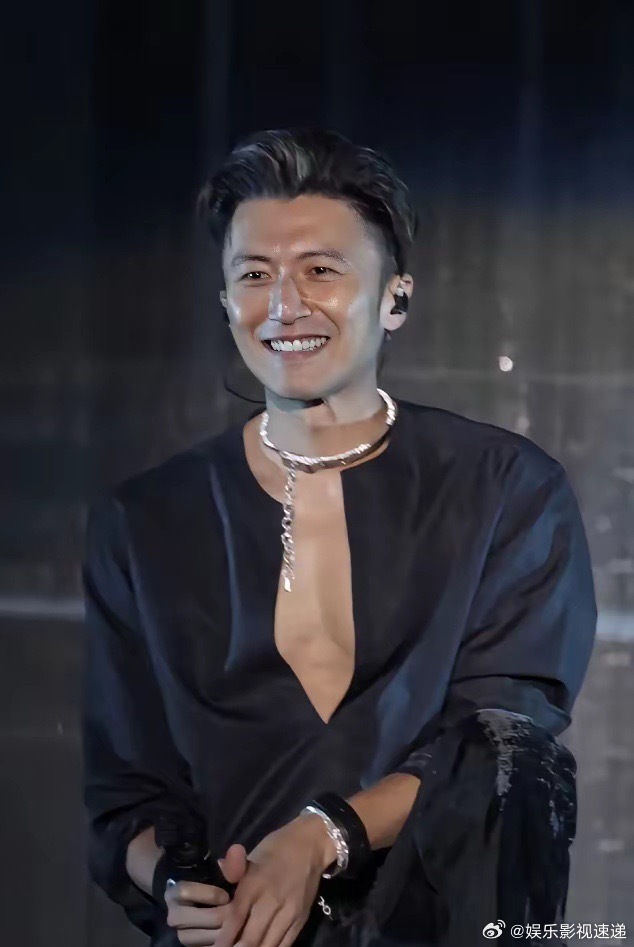 谢霆锋素颜开唱这事，背后还有好多冷知识！他御用化妆师Andy发文说，自己跟着霆锋