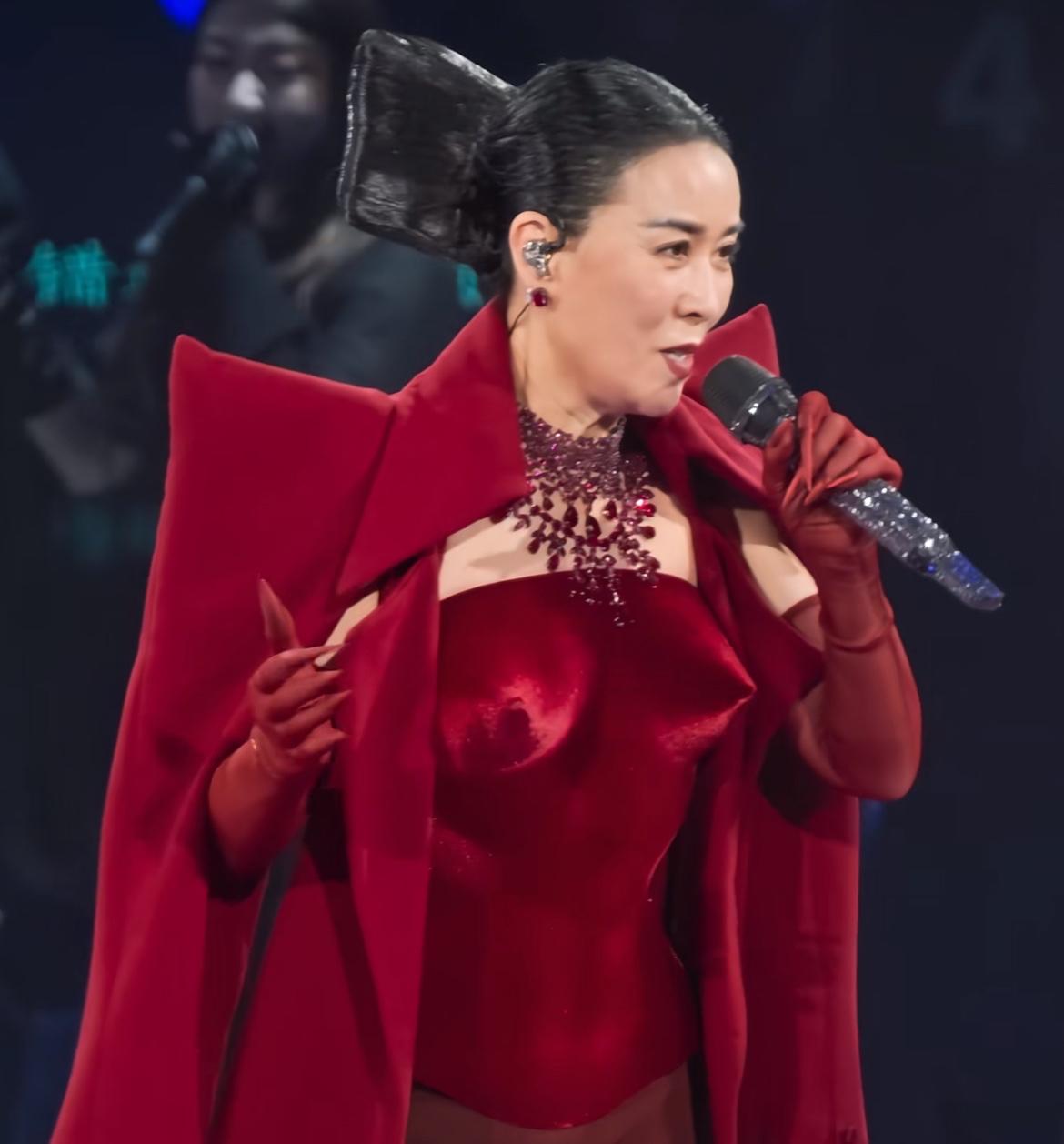 那英演唱会（北京站）的嘉宾阵容，一句话形容：中老年广场舞大秀，三十岁以下的就那么