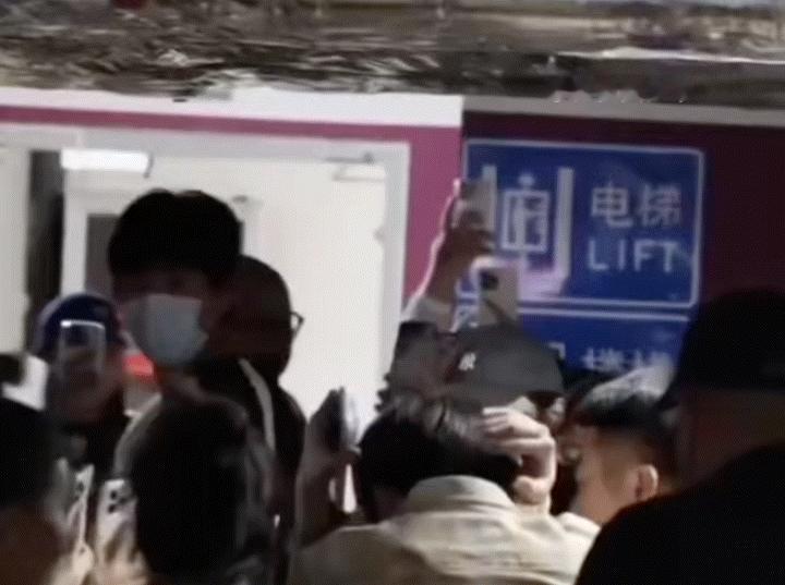 梓渝被私生上次打头搞应激了对不起，虽然私生可恨，但是他这个抱头动作真的很像被带走