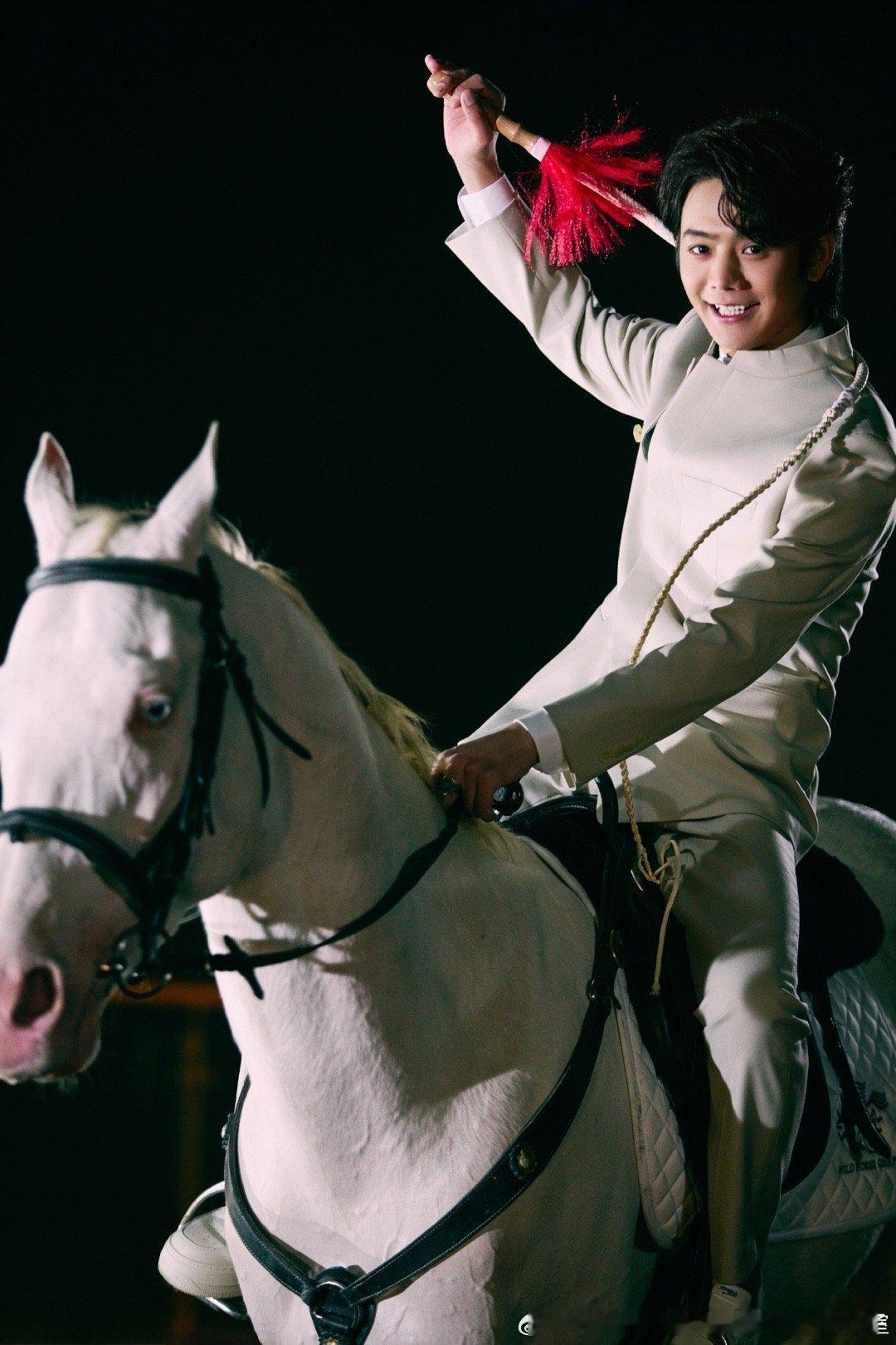 丁真丁真骑马开场太帅 ✨丁真亮相马年春晚开场表演 骐骥迎春至，万象启新程。马年已