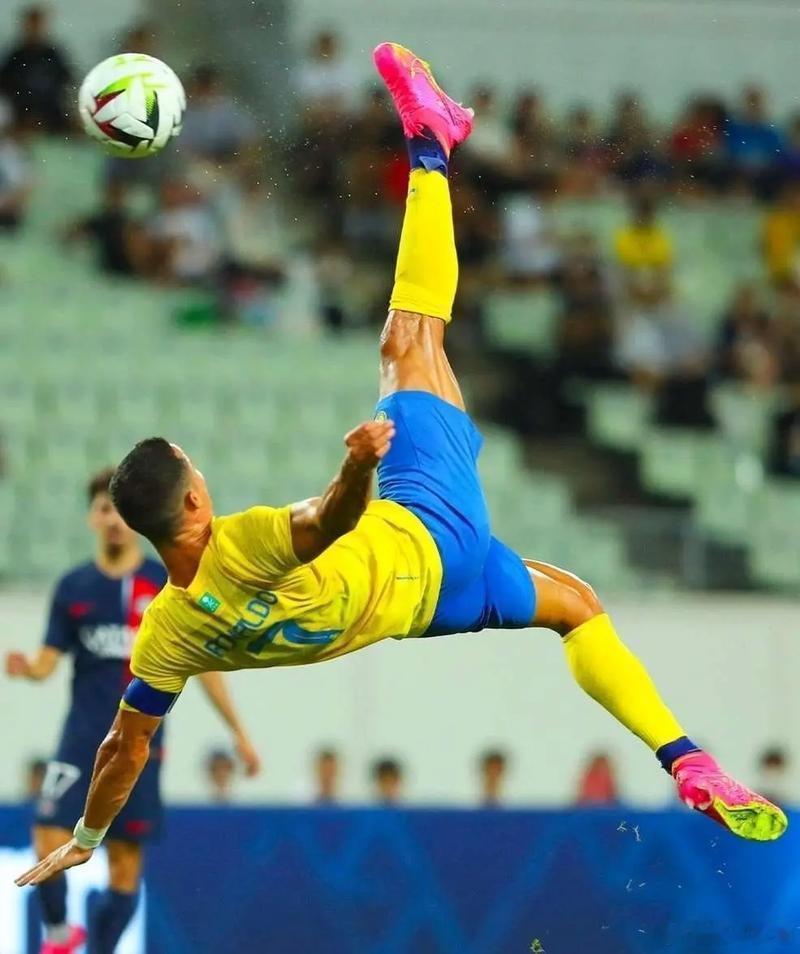 C罗惊世倒钩闪耀沙特赛场！11月24日，40岁的C罗在沙特联赛利雅得胜利对阵赛哈