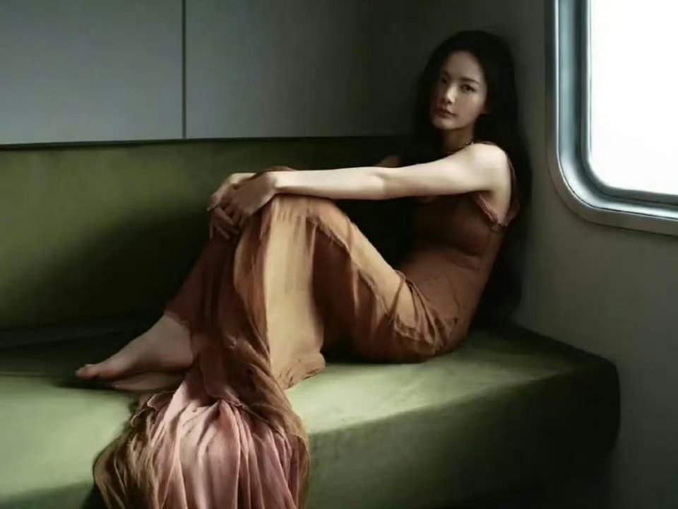李一桐红秀封面！好养眼 ​ 平时姐笑眯眯的 冷脸好有反差感的 ​​​