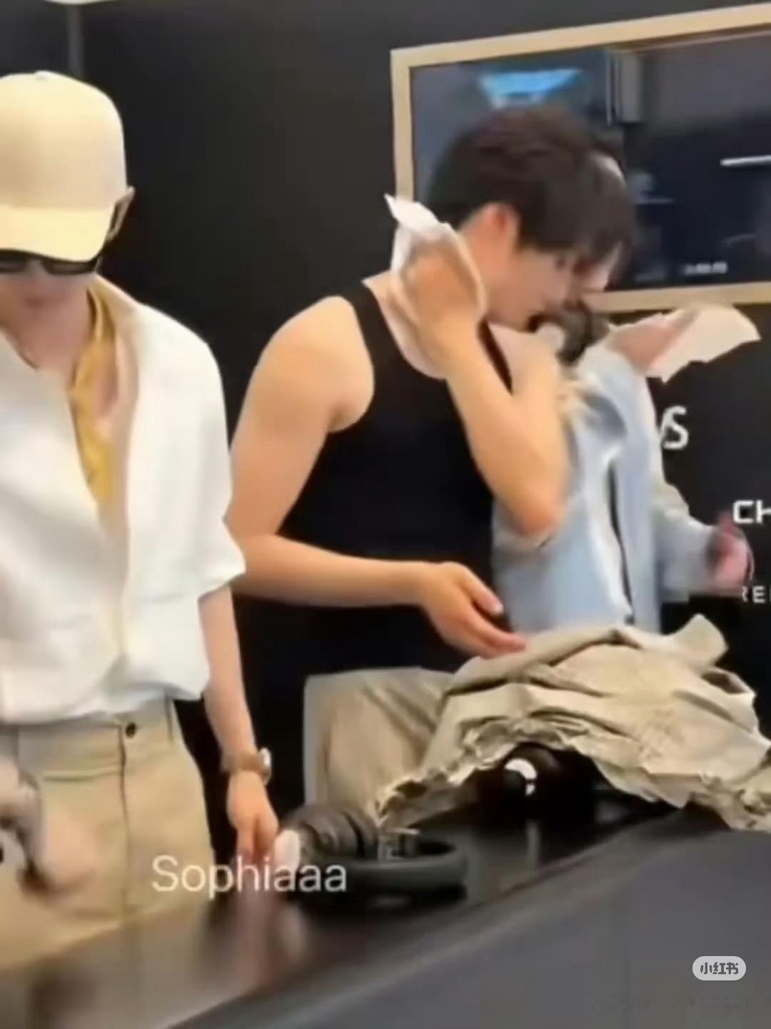 投刘耀文脱了！我靠时代少年团赛车体验时代少年团亮相fe三亚站