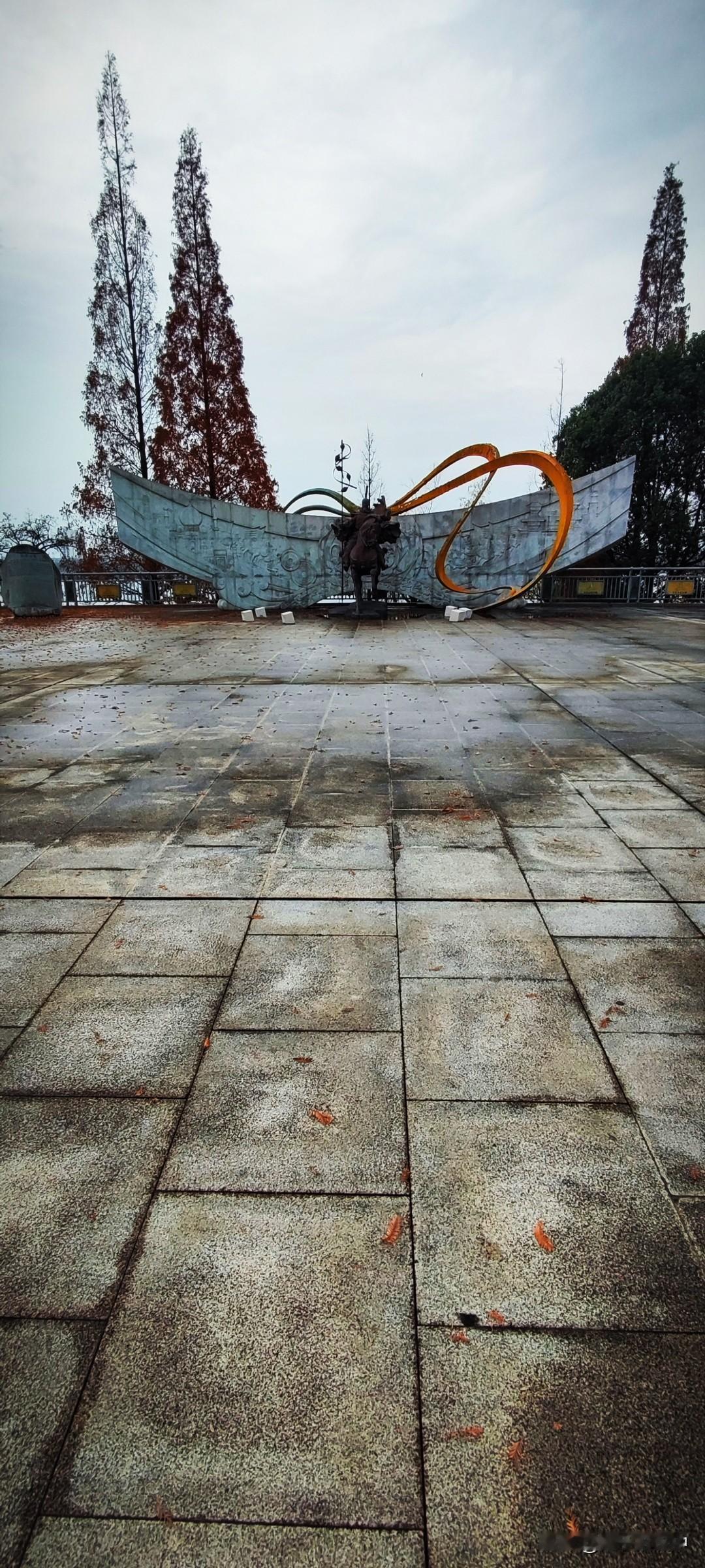 冬日生活打卡季阴天的小广场，看着确实不咋滴。骑大马的将军尚可，那明晃晃的铁皮翅膀