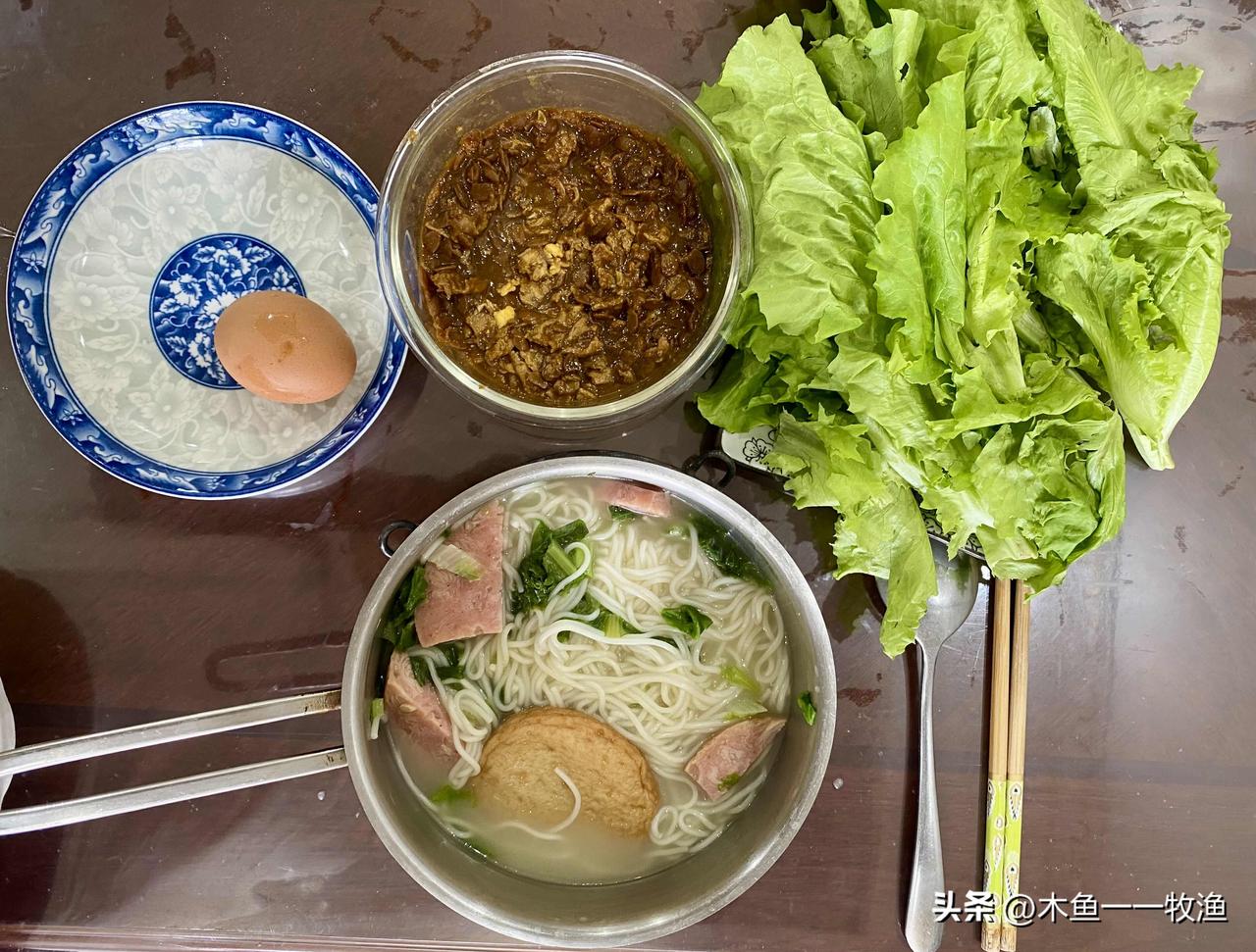 老婆出差不在家，我一个人吃中午饭。糊弄一下～煮面条，里面放点火腿肉、鱼饼和小白菜
