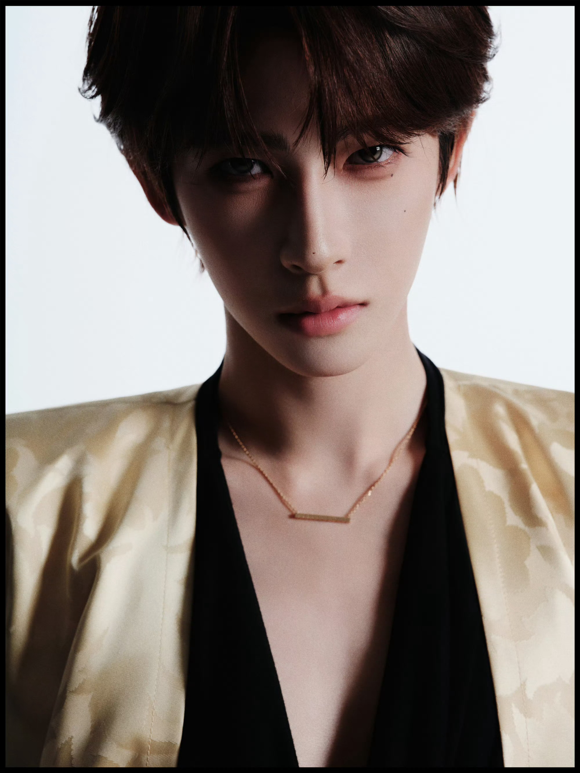 刘宇身穿Givenchy 1985秋冬高定亮相微博视界大会，身穿古董高定的优雅男