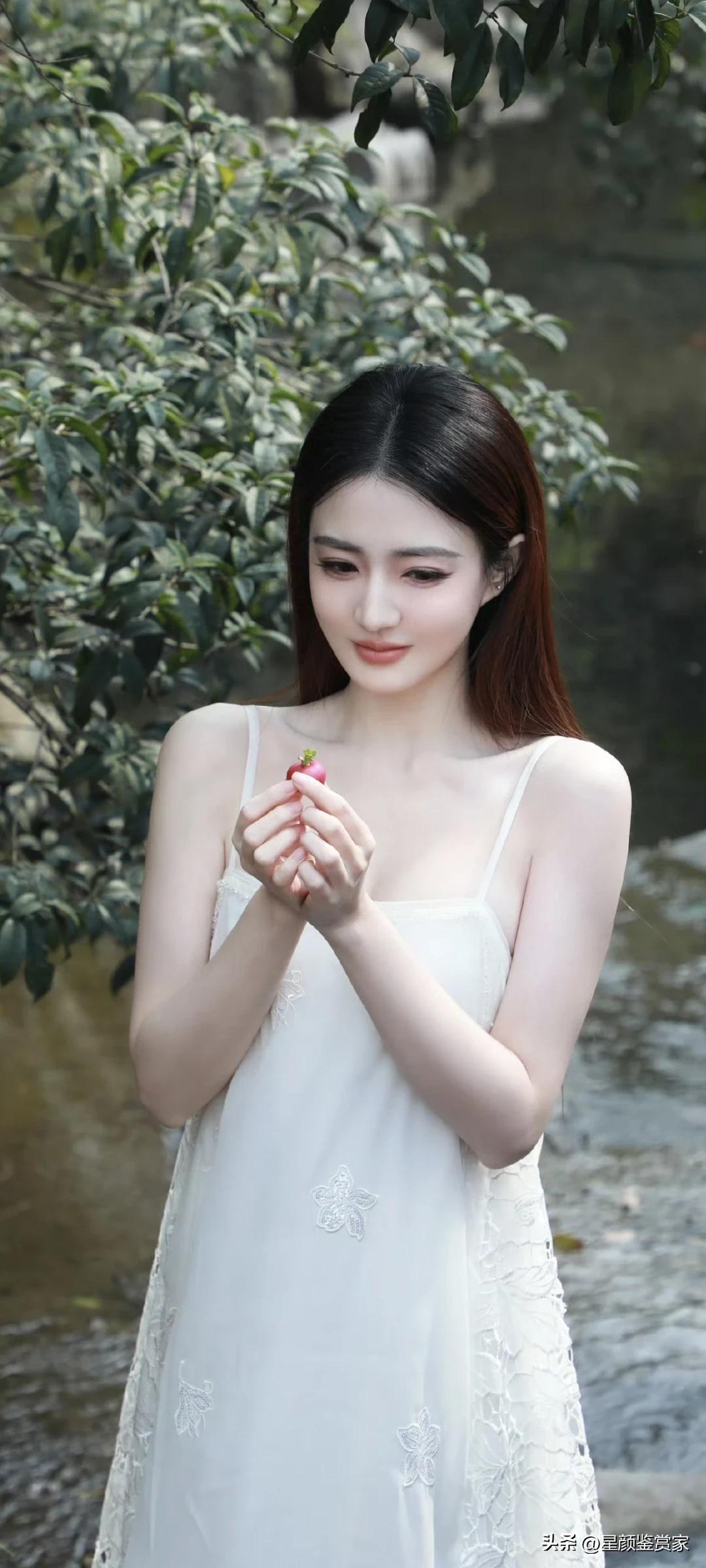 江南水乡里的浅杏礼裙，溪边白裙捧着小萝卜，徐璐把这两种风格都穿出了甜甜的仙女范儿