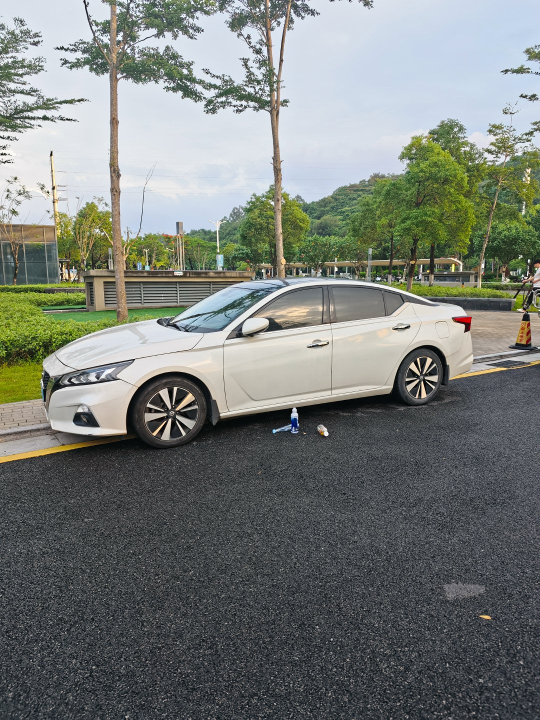 车主素质大爆发，停路边 黄色实线也就算了，居然还直接在那边丢垃圾，简直了[摊手]