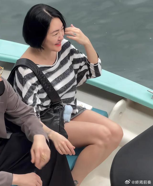 香港码头偶遇小S，许雅钧白发牵手破传闻，中年婚姻底色藏不住 