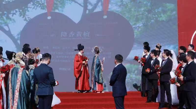 #浙江婚礼简直卷上天了#这样的现场真的是让人感觉到非常的棒啊！吉利公司的集体婚礼