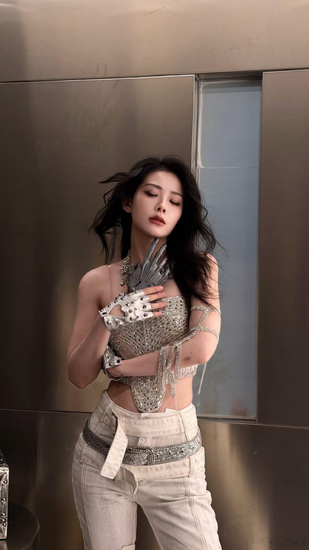 喻言喻言在大城市找的工作是美容美发吗伦敦合伙人谁能拒绝会剪头发还会带货的喻言，这