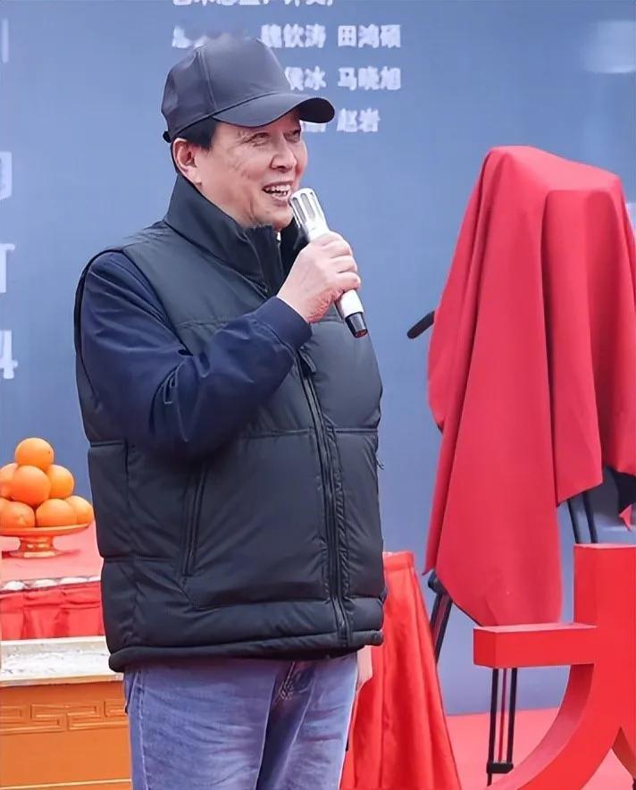 刘晓庆周涛都演短剧了，唐国强是无奈还是精明？
谁能想到！2026年2月26日清晨