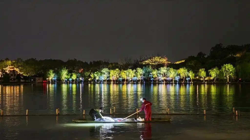 西湖一周撒 7 吨漂白粉引热议！官方回应：常规养护，生态安全可控
近日，“杭州西