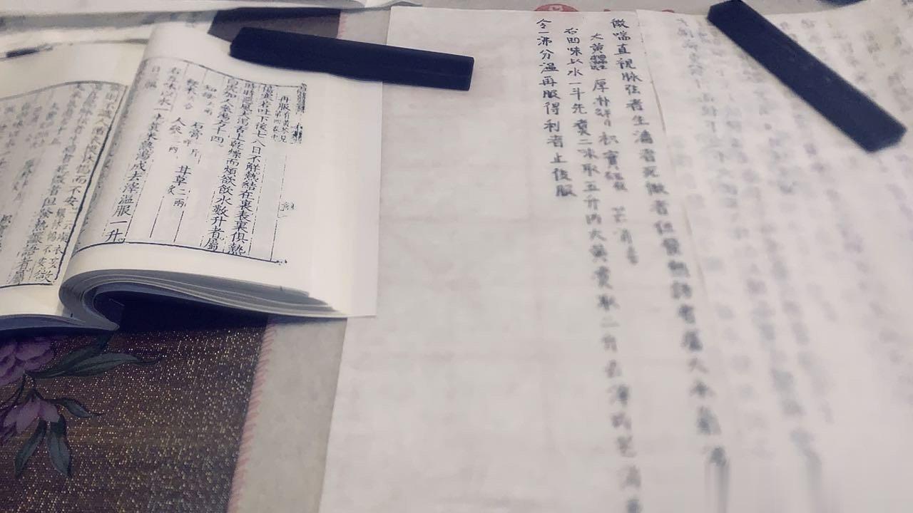夜抄《仲景全书》伤寒若吐若下后不解不大便五六日上至十余日，日晡所发潮热不恶寒独语