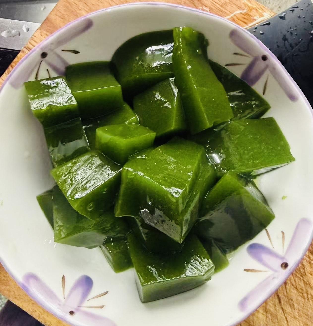 酒窝妹的绿豆腐太会勾人魂了！
看着这QQ弹弹的翠绿，口水直接流到泰顺，现在就想冲