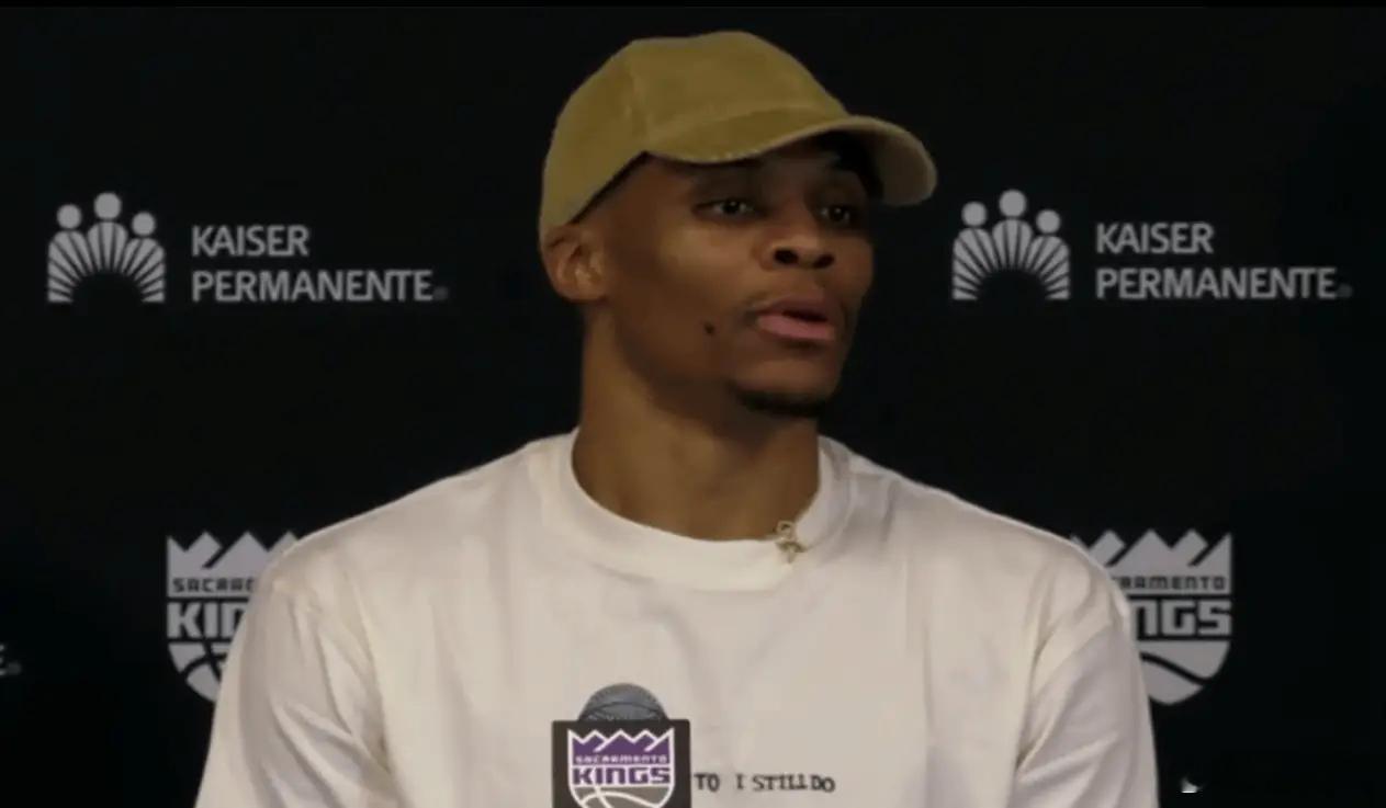 记者问威少知道他们为你策划了一整个夜晚的活动，这感觉奇怪吗是的，有点。但这是我第