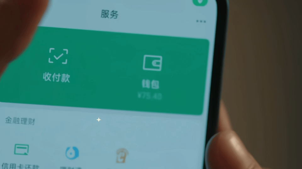 员工发个红包把老板月薪发出去了 大过年员工发红包超猛，直接把裴总月薪发出去，裴总