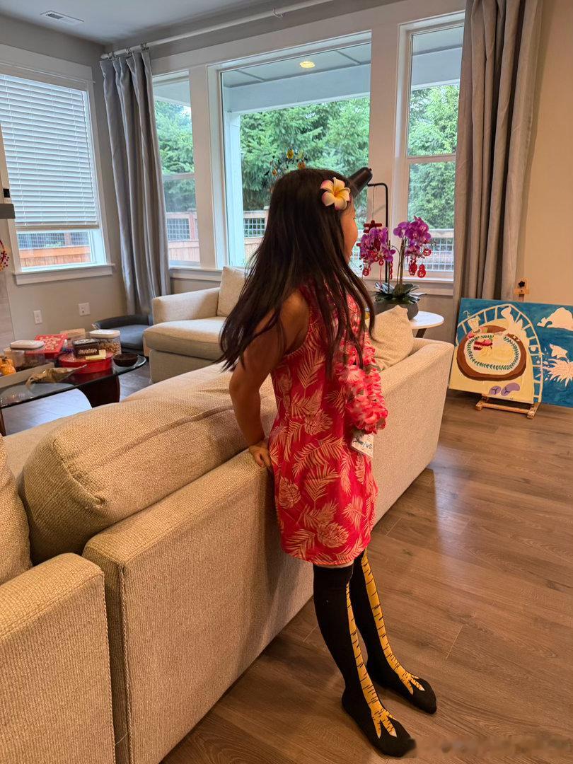 豆豆今天的ootd，夏威夷风配了鸡爪袜高手 