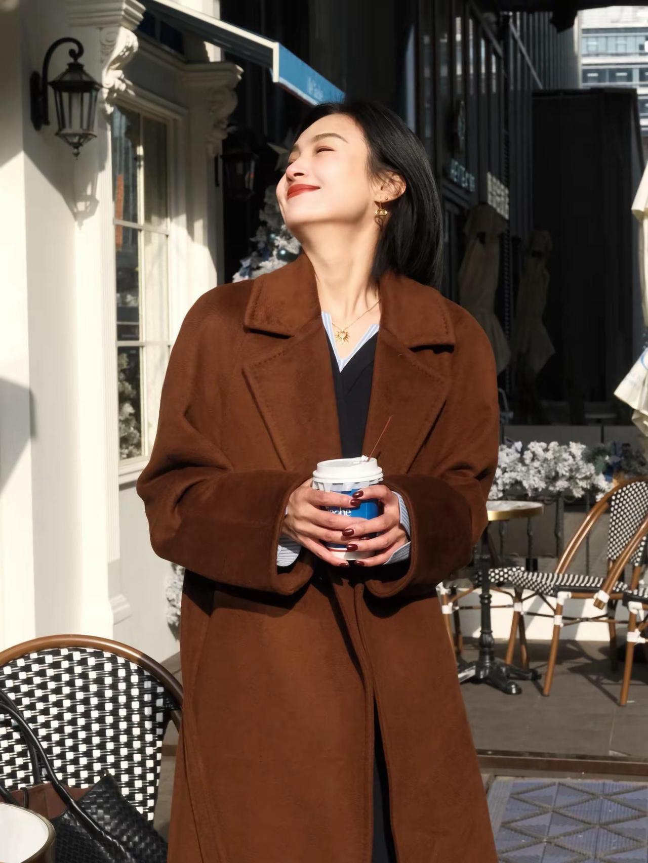 四十多岁，我好像还一直是被家人宠爱的那个小孩我身边一直有个声音告诉我 姐你是最棒