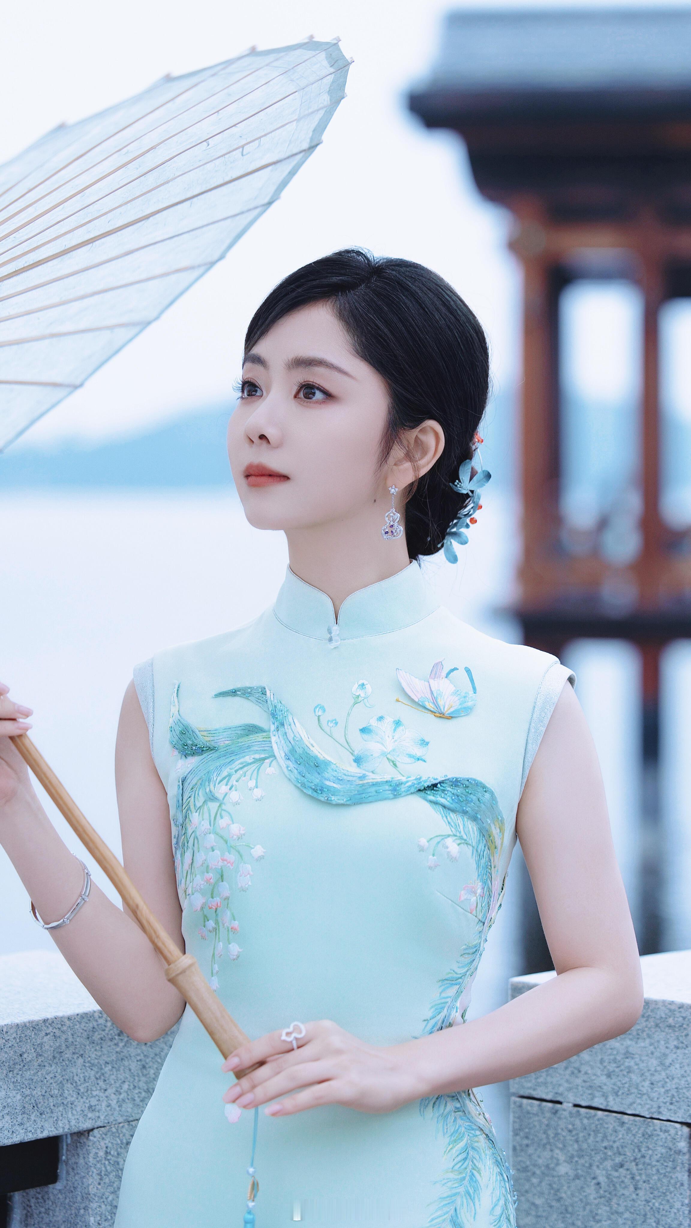 央视镜头下的谭松韵好美谭松韵把彩绳挂手腕上 五色绳挂手腕，五种福气全收。今晚央视