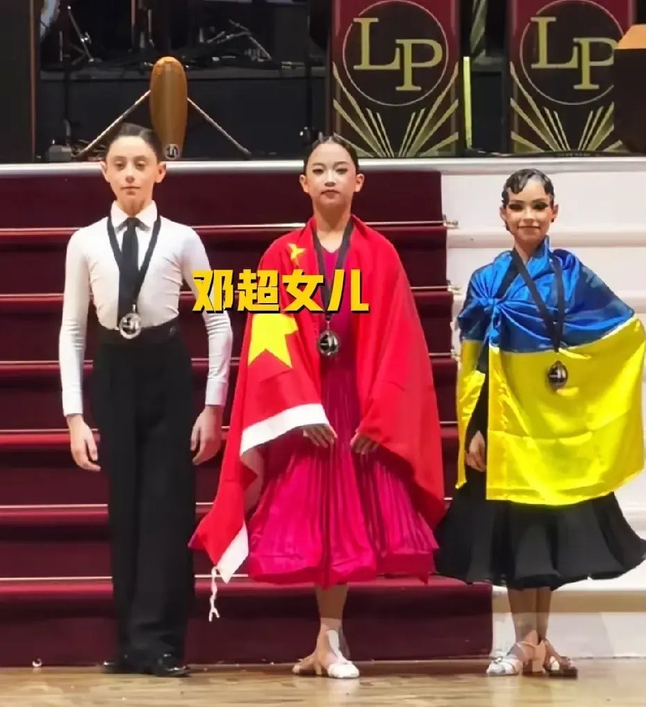 孙俪教子有方！女儿英国比赛获奖身披国旗上台，自信大方像邓超 