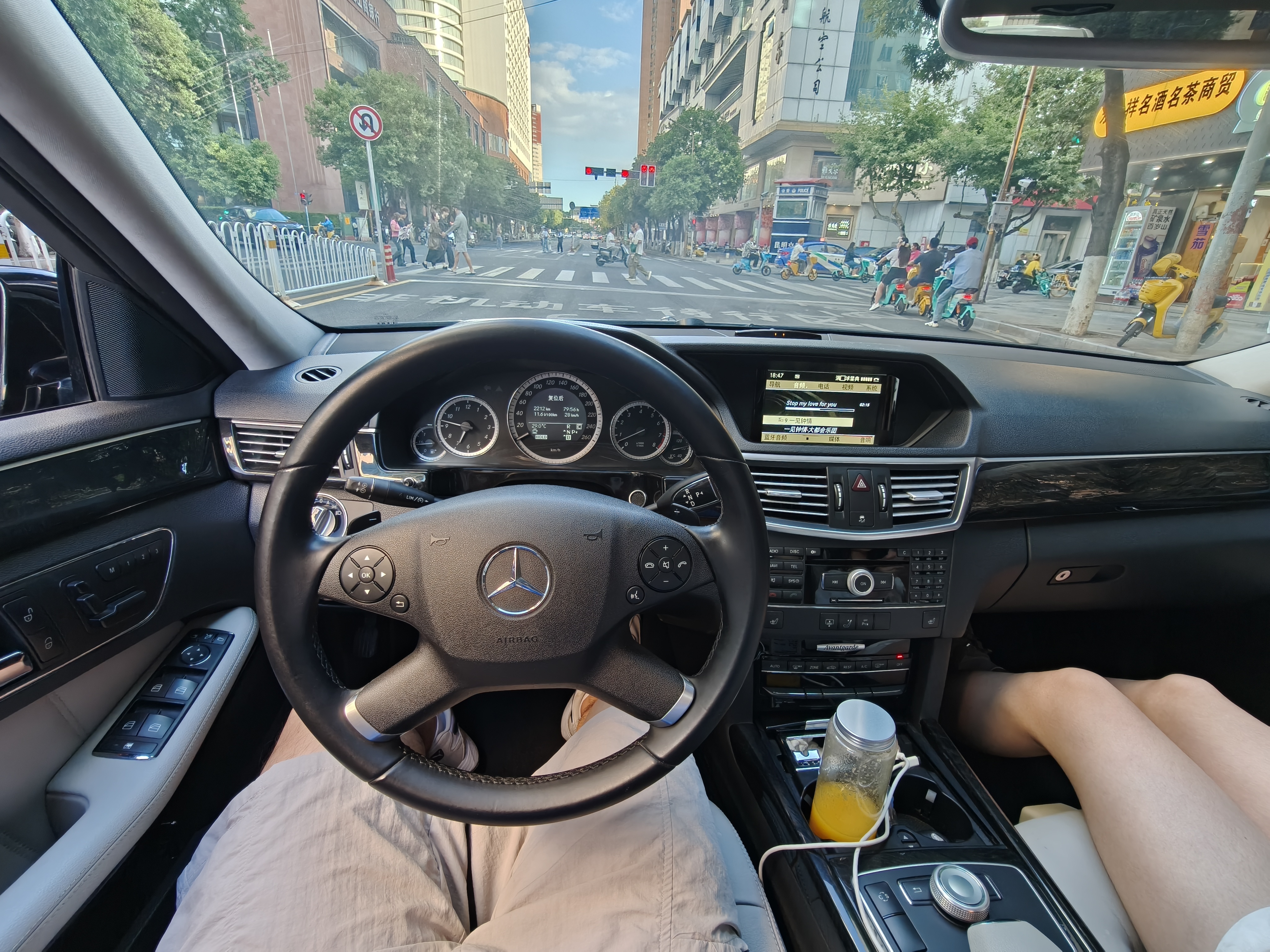 W212 E300是好车，尤其是对于一辆老奔驰来说太好了，不过我开了一个多星期就