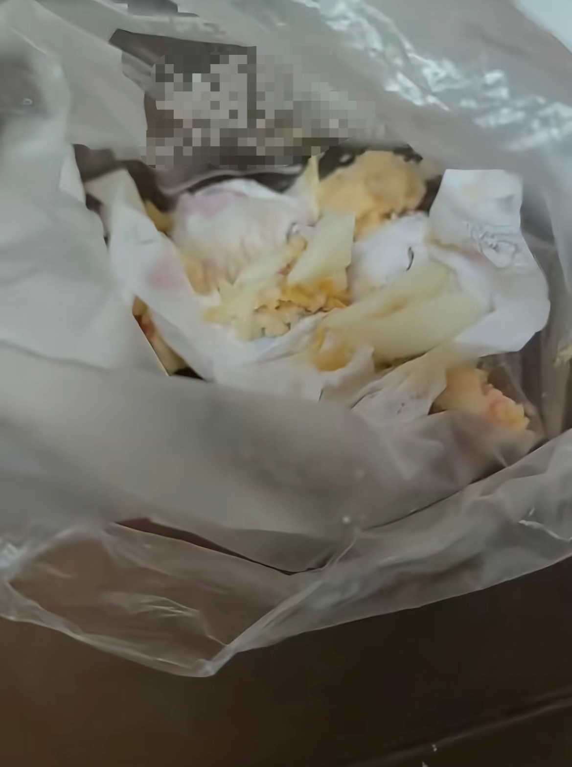 【玉林某门店三明治里吃出硬异物】近日，网友爆料称：玉林市某地一门店购买三明治打开