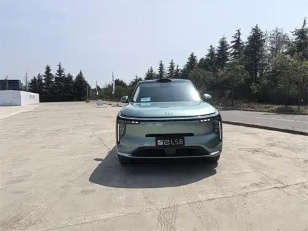 整体实测下来，智己LS8属于低开高走、越开越香的越级家用旗舰SUV。
后轮转向初