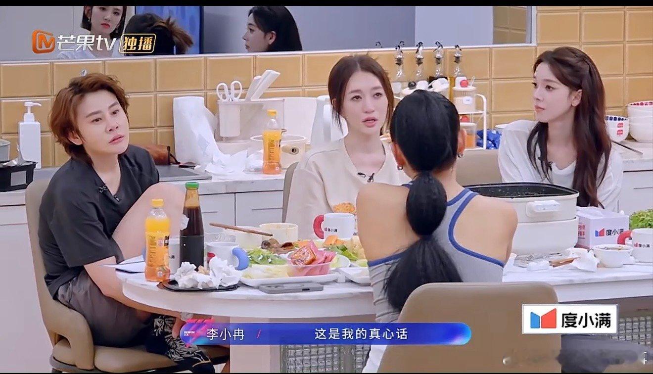 李小冉想到浪姐收官哭了在舞台成长，在陪伴沉沦。李小冉从忐忑入局到含泪不舍，乘风不